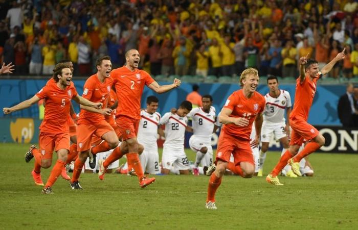 荷兰国家队备战欧洲杯，获两千余名球迷现场助威